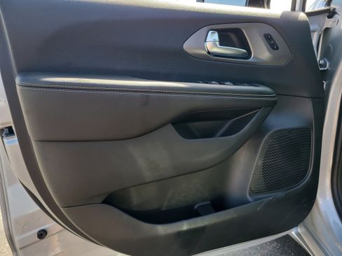 New 2026 Chrysler Pacifica Select image 13