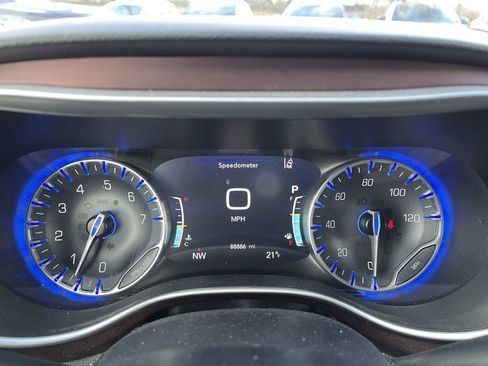 Used 2020 Chrysler Pacifica Touring-L image 12
