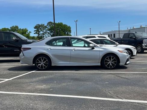 Used 2023 Toyota Camry SE FWD image 2
