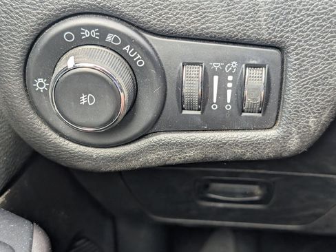 Used 2021 Jeep Cherokee Latitude Lux w/ Trailer Tow Group AWD/4WD image 8