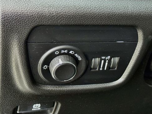 Used 2023 Jeep Grand Cherokee Laredo image 12