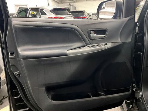 Used 2017 Toyota Sienna SE image 22