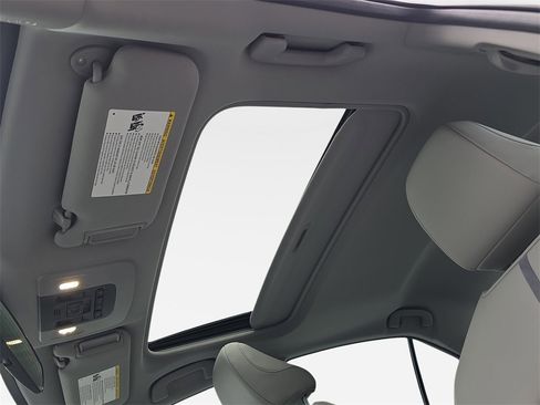 Used 2024 Toyota Camry SE image 33