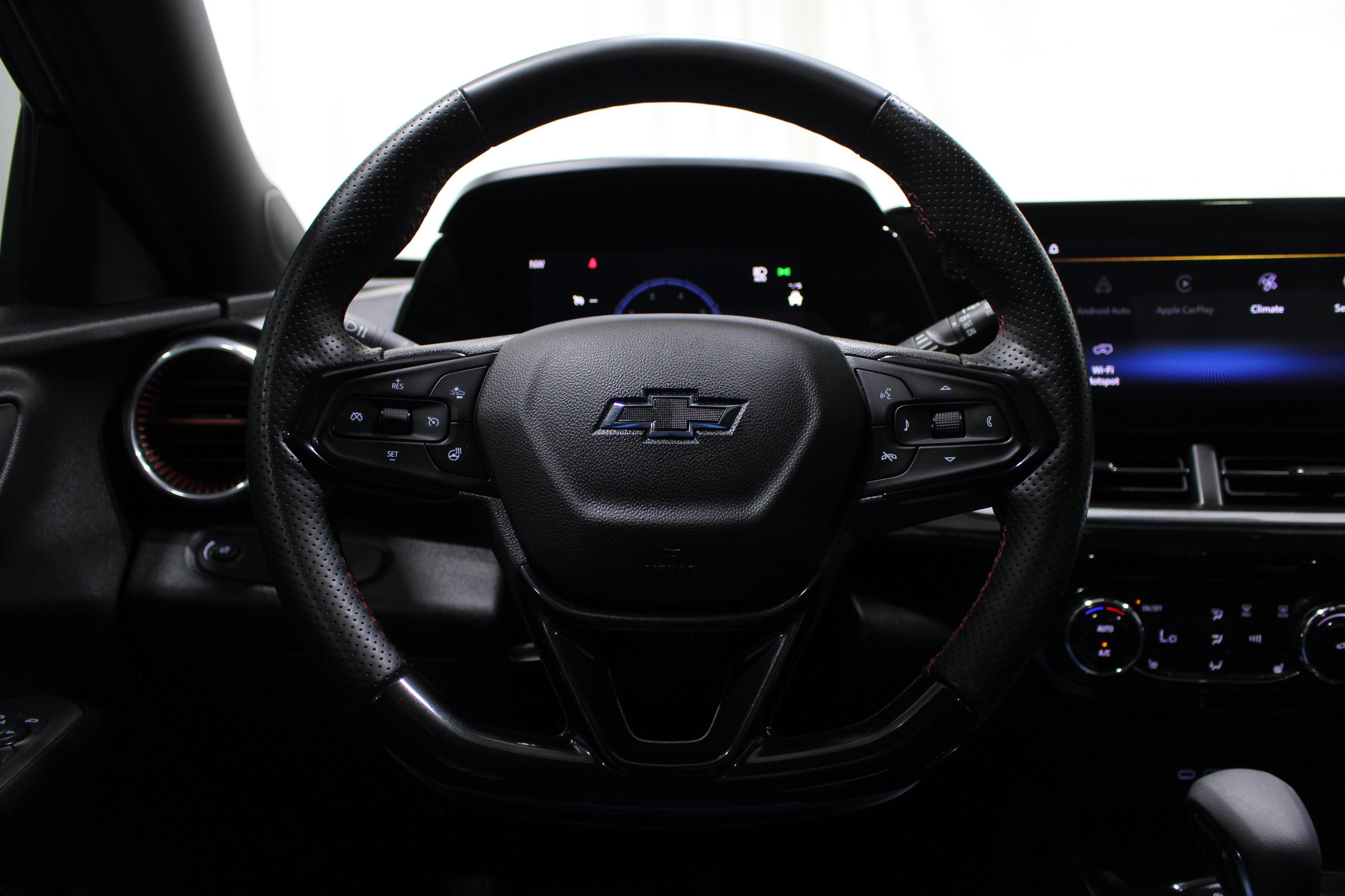 Used 2025 Chevrolet Trax RS w/ Sunroof Package FWD image 11