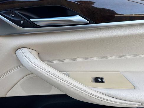 Used 2019 BMW 530e w/ Premium Package RWD image 19