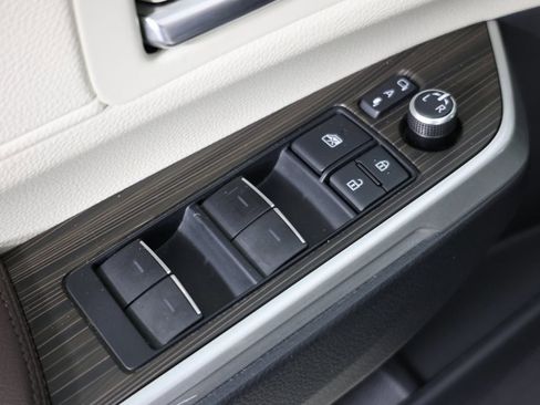 Used 2021 Toyota Sienna Platinum image 23