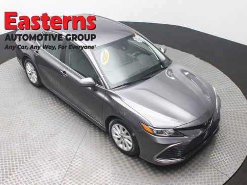 Used 2023 Toyota Camry LE image 3