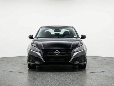 Used 2025 Nissan Altima 2.5 SV FWD image 2