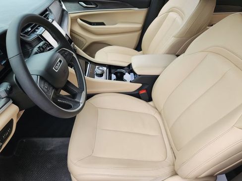 Used 2023 Jeep Grand Cherokee L Limited RWD image 13