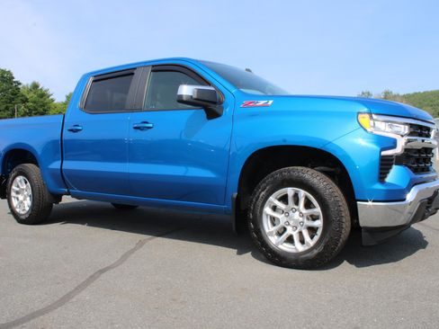 Used 2023 Chevrolet Silverado 1500 LT w/ Z71 Off-Road Package AWD/4WD image 5