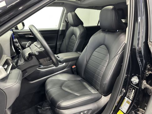 Used 2023 Toyota Highlander XLE AWD/4WD image 15