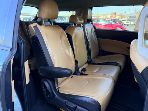 Used 2022 Kia Carnival EX image 25