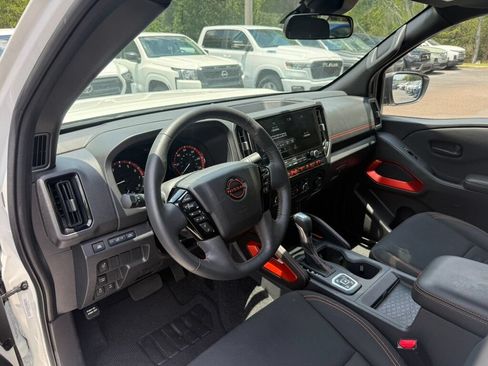Used 2026 Nissan Frontier PRO-4X AWD/4WD image 3
