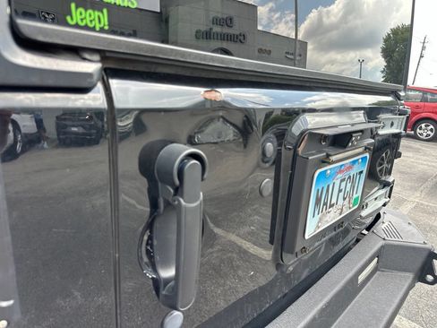 Used 2016 Jeep Wrangler Unlimited Rubicon AWD/4WD image 14