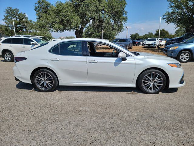 Used 2022 Toyota Camry XLE w/ Cold Weather Package FWD image 4