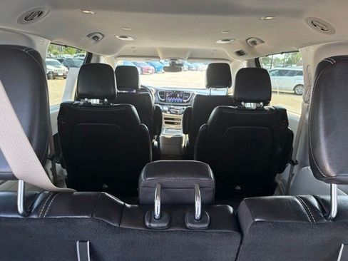 Used 2022 Chrysler Pacifica Touring-L FWD image 14
