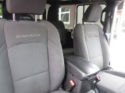Used 2018 Jeep Wrangler Unlimited Sahara AWD/4WD image 22