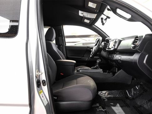 Used 2016 Toyota Tacoma TRD Sport w/ Towing Package image 31