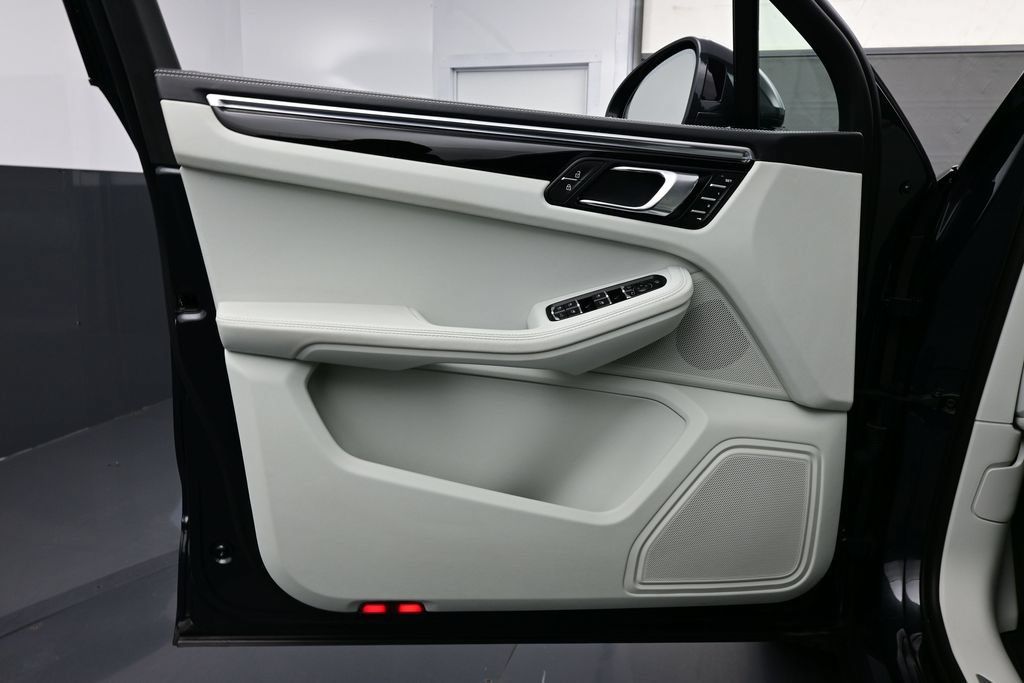 Certified 2023 Porsche Macan S AWD/4WD image 7