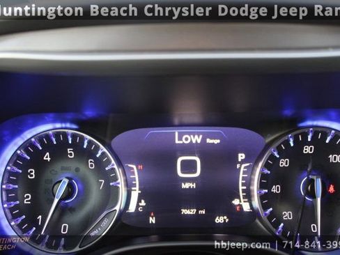 Used 2023 Chrysler Pacifica Touring-L image 17