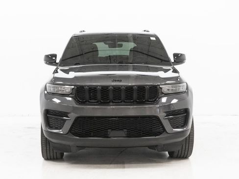 Used 2025 Jeep Grand Cherokee Altitude AWD/4WD image 6