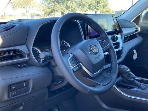 New 2026 Toyota Highlander XLE image 1