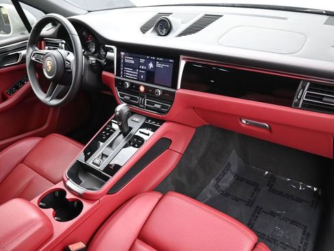 Certified 2025 Porsche Macan image 29