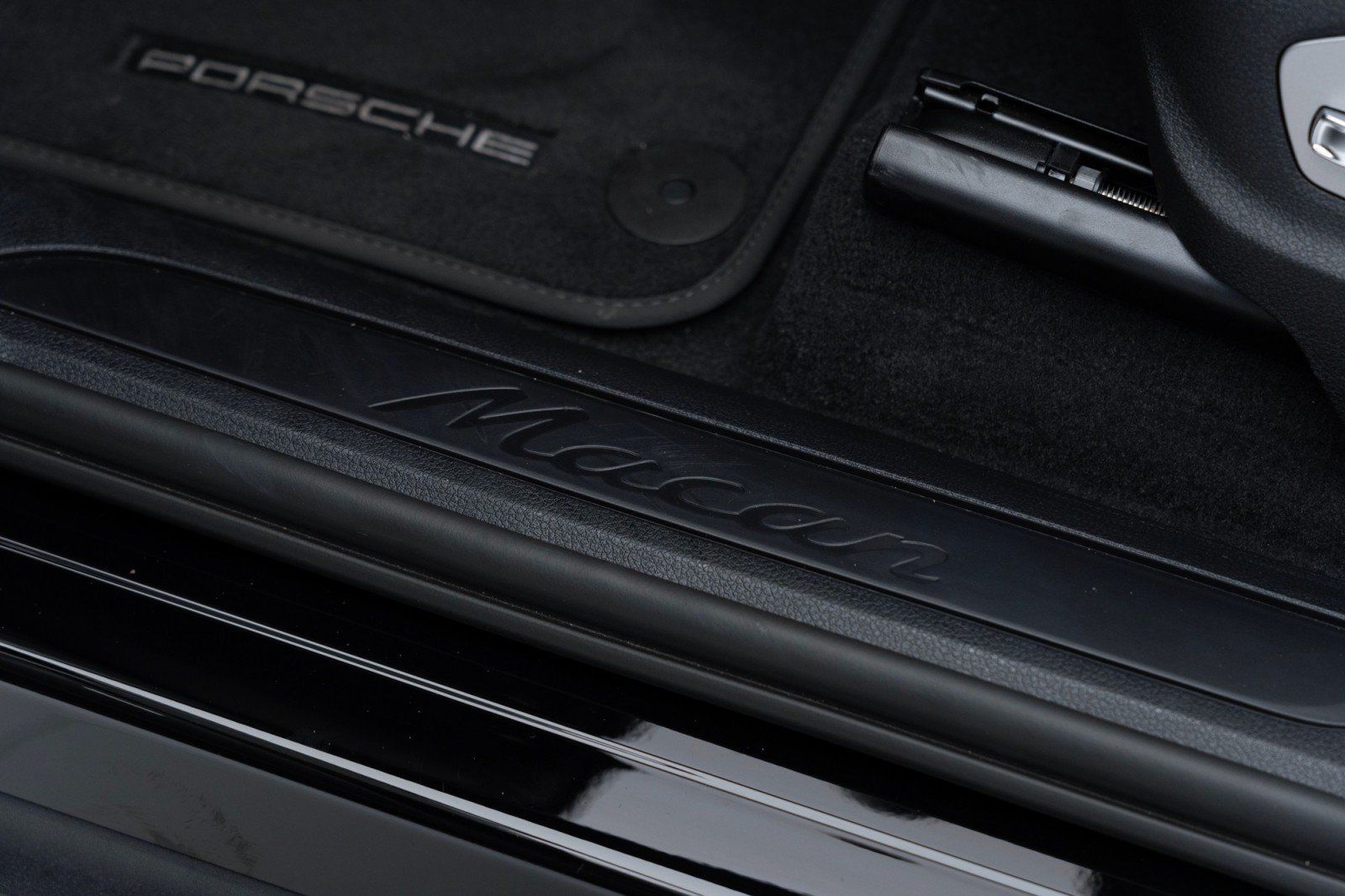 Certified 2024 Porsche Macan AWD/4WD image 12