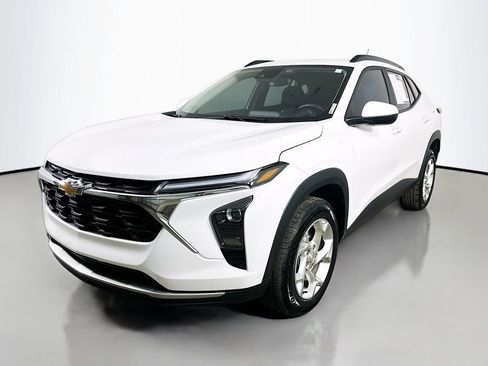 Used 2024 Chevrolet Trax LT w/ Driver Confidence Package FWD image 3