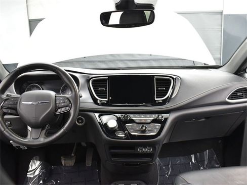 Used 2021 Chrysler Pacifica Touring-L w/ Premium & Safety Sphere Group image 9