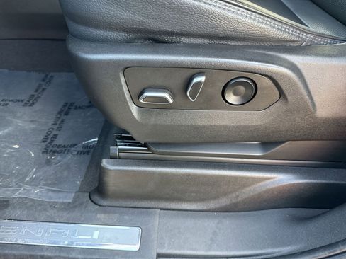 Used 2022 GMC Yukon Denali w/ Denali Premium Package image 13