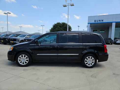 Used 2016 Chrysler Town & Country Touring FWD image 6