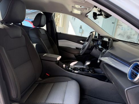 Used 2025 Chevrolet Trax LT image 34