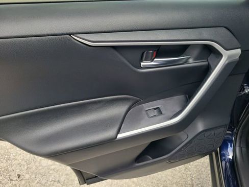 Used 2025 Toyota RAV4 SE image 9