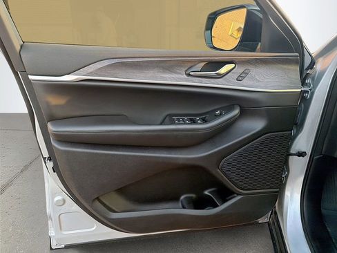 Used 2024 Jeep Grand Cherokee L Limited w/ Luxury Tech Group II image 23