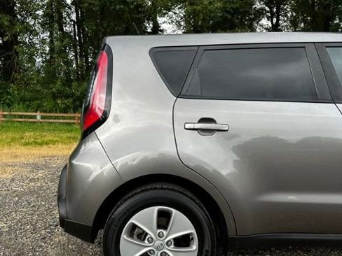 Used 2016 Kia Soul FWD image 29
