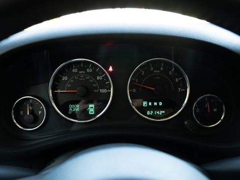 Used 2017 Jeep Wrangler Unlimited Sahara w/ Max Tow Package image 26