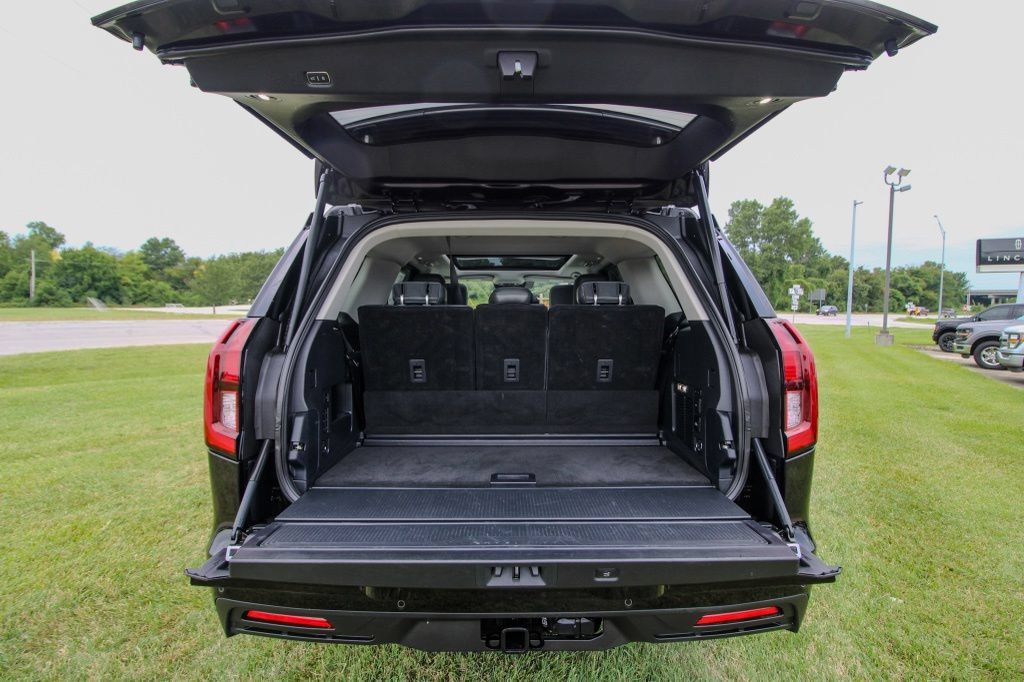 Used 2025 Ford Expedition Active AWD/4WD image 5