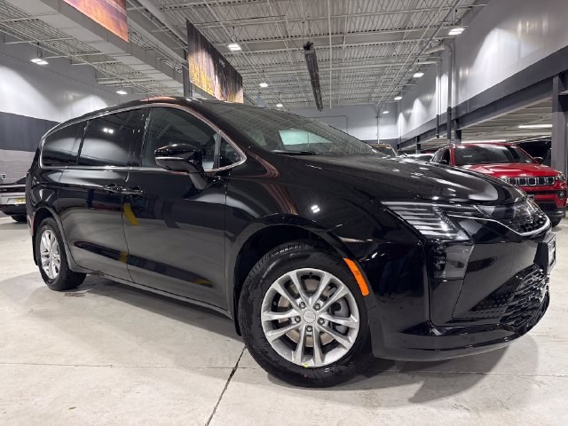 New 2027 Chrysler Pacifica Select w/ Family Tech Group AWD/4WD 360° Tour