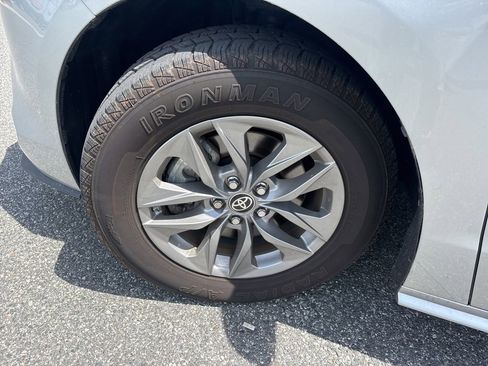 Used 2024 Toyota Sienna XLE FWD image 10