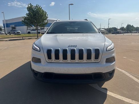 Used 2017 Jeep Cherokee Latitude w/ Safety/Convenience Group FWD image 5
