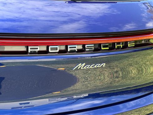 Certified 2025 Porsche Macan AWD/4WD image 31