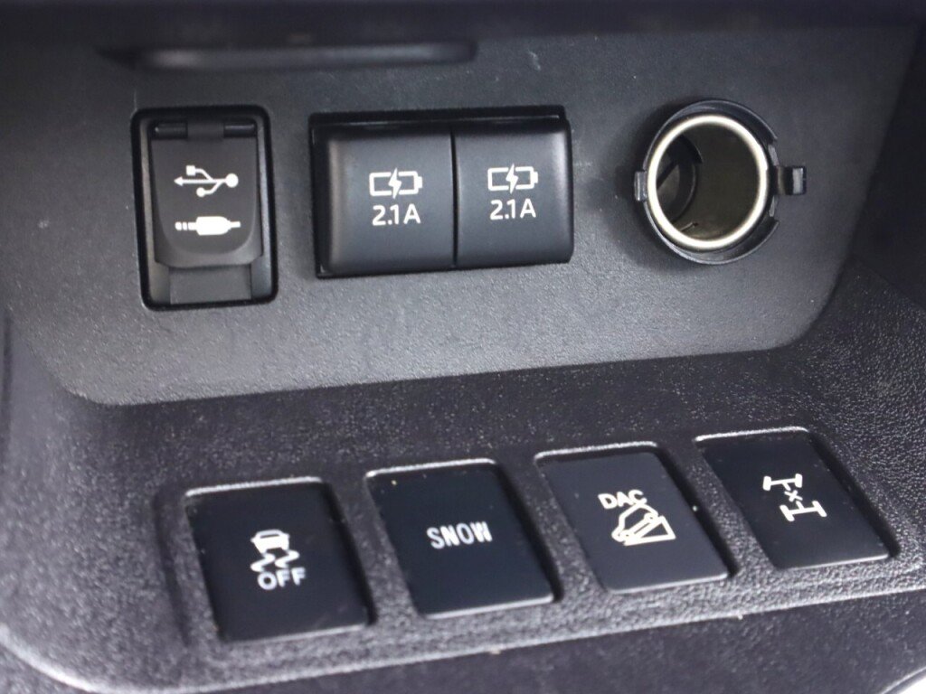 Used 2018 Toyota Highlander XLE AWD/4WD image 23