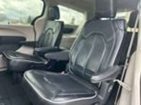 Used 2023 Chrysler Pacifica Limited image 8
