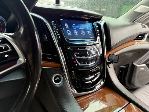 Used 2018 Cadillac Escalade Luxury AWD/4WD image 9