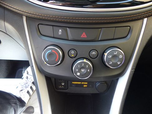 Used 2021 Chevrolet Trax LT w/ Redline Edition AWD/4WD image 31