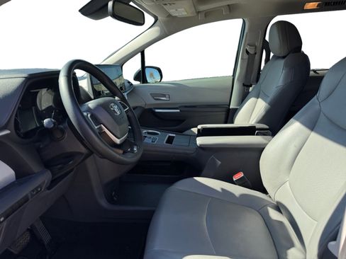 Used 2022 Toyota Sienna XLE image 10