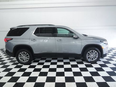 Used 2023 Chevrolet Traverse LT FWD image 2