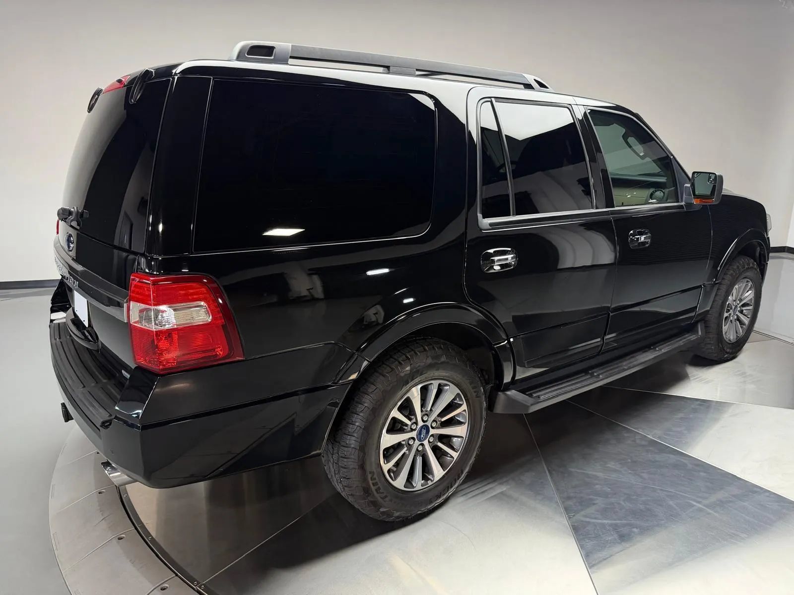 Used 2017 Ford Expedition XLT w/ Equipment Group 202A RWD image 6