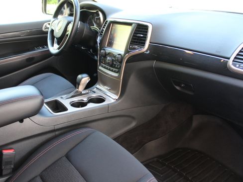 Used 2016 Jeep Grand Cherokee Laredo 75th Anniversary image 19